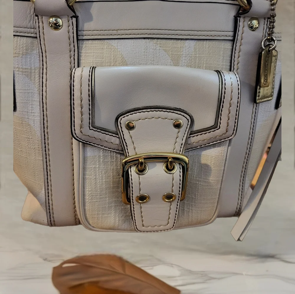 Coach Vintage GiGi Signature Tan And Off White Linen Combination. - Picture 5 of 8